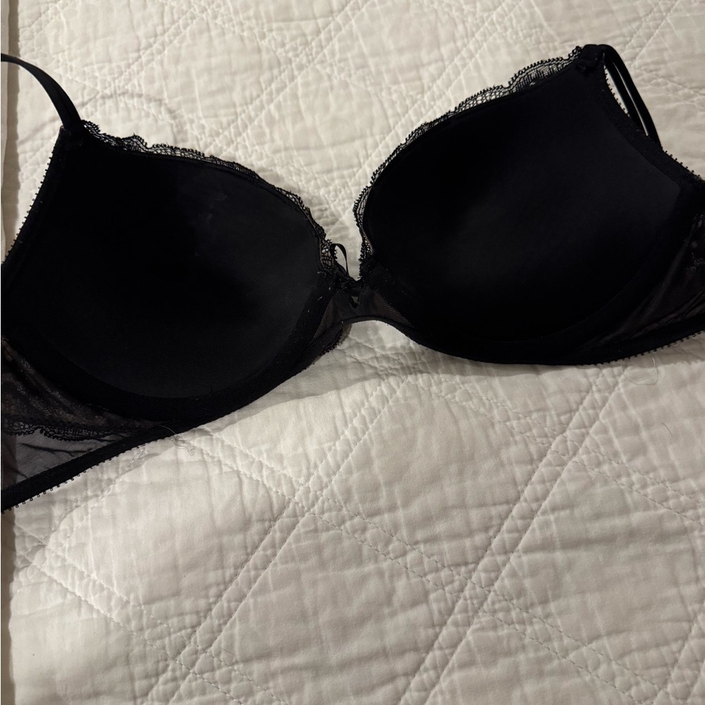 Elegant Victoria Secret Lace Trimmed Red and Black Bra - Picture 2 of 4